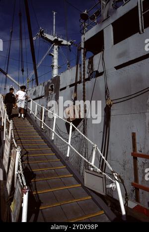 San Pedro, CA. USA. 1983. Lane Victory wurde von der California Shipbuilding Corporation in Los Angeles gebaut und am 31. Mai 1945 gestartet. Auf ihrer ersten Reise, am 27. Juni 1945, transportierte Lane Victory Kriegsvorräte im Pazifik. Die war Shipping Administration übergab den Betrieb des Schiffes an die American President Lines. United States Merchant Mariners Betrieb das Schiff. Die US Navy Armed Guard, die die Geschütze des Schiffes bemannte, arbeitete als Signalgeber und Radiomen. Sie unternahm ab dem 10. Juli 1945 zwei Kreuzfahrten nach Manus Island und die zweite ab dem 30. August 1945 nach Guam, Saipan Stockfoto