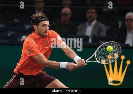 Paris, Frankreich. Oktober 2024. ARTHUR RINDERKNECH (FRA) gibt den Ball zurück zu . TOMAS MACHAC (CZE) im Achtelfinale des Rolex Paris Masters 1000 Turniers im Paris AccorH Arena Stadium in Paris Frankreich. Arthur Rinderknech gewann 7:3 6:5 (Credit Image: © Pierre Stevenin/ZUMA Press Wire) NUR REDAKTIONELLE VERWENDUNG! Nicht für kommerzielle ZWECKE! Stockfoto