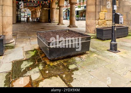 Vor der Markthalle im Stadtzentrum von Shrewsbury, Großbritannien. Stockfoto