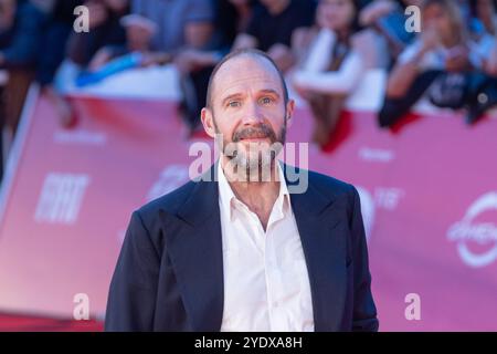 Rom, Italien. Oktober 2024. Schauspieler Ralph Fiennes nimmt am 26. Oktober 2024 während der neunzehnten Ausgabe des Rome Film fest auf dem roten Teppich von „Conclave“ Teil (Foto: Matteo Nardone/Pacific Press/SIPA USA) Credit: SIPA USA/Alamy Live News Stockfoto