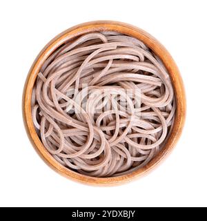 Kalte Soba-Nudeln in einer Holzschale, isoliert von oben. Dünne japanische Nudeln, die hauptsächlich aus Buchweizenmehl hergestellt werden, wobei Weizenmehl gemischt wird. Stockfoto