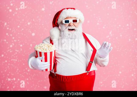 Portrait von seinem er schön attraktiv fröhlich fröhlich lustig bärtig Fat Santa Film zu essen Mais mit Spaß amüsant ziehen Hosenträger täuschen Stockfoto