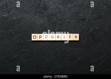 Das andere Wort wurde auf Holzblock geschrieben. Gegentext auf Zementtisch für Ihr Design, Konzept. Stockfoto