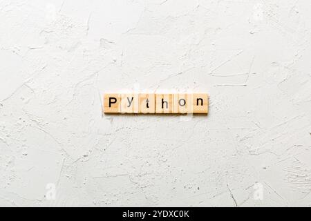 python-Wort auf Holzblock geschrieben. python-Text auf dem Tisch, Konzept. Stockfoto