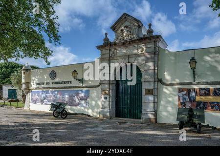 Eingangstür an der Hauptfassade der Festung Bom Sucesso, Museu do Combatente der Stadt Lissabon, Hauptstadt Portugals, Europa Stockfoto