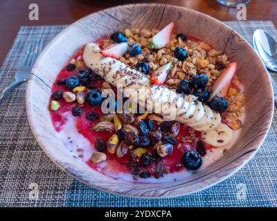 Farbenfrohe, köstliche und nahrhafte Acai-Schüssel. Gesunde Schüssel Frühstück oder Mahlzeit. Stockfoto