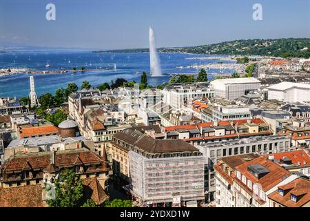 Blick auf den Jet d’Eau oder La Rade Brunnen und das Stadtzentrum entlang des Genfer Sees in Genf, Schweiz. Der ursprünglich 1886 errichtete Brunnen ist der höchste Wasserstrahl der Welt und kann von der ganzen Stadt aus gesehen werden. Stockfoto