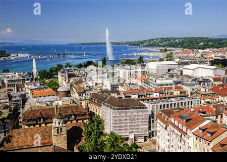 Blick auf den Jet d’Eau oder La Rade Brunnen und das Stadtzentrum entlang des Genfer Sees in Genf, Schweiz. Der ursprünglich 1886 errichtete Brunnen ist der höchste Wasserstrahl der Welt und kann von der ganzen Stadt aus gesehen werden. Stockfoto