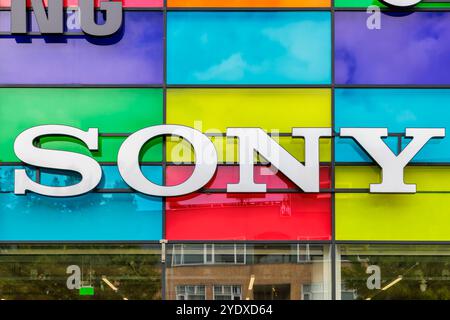 Almere, Niederlande – 17. September 2024: Sony Logo an der Fassade eines niederländischen Mediamarkts in Almere, Niederlande Stockfoto