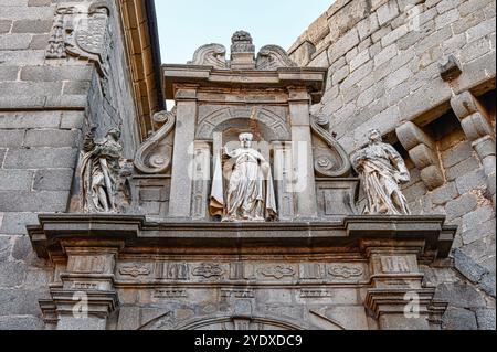 Avila, Spanien - 11. Februar 2023: Skulpturen religiöser Heiliger an der Fassade des mittelalterlichen Domgebäudes. Stockfoto
