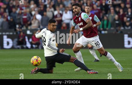 Lucas Paqueta aus West Ham und Casemiro aus Manchester United in Aktion Stockfoto