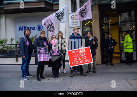 Extinction Rebellion XR in London, Großbritannien, fordert die Versicherungsbranche auf, die Versicherung neuer Projekte für fossile Brennstoffe einzustellen Stockfoto