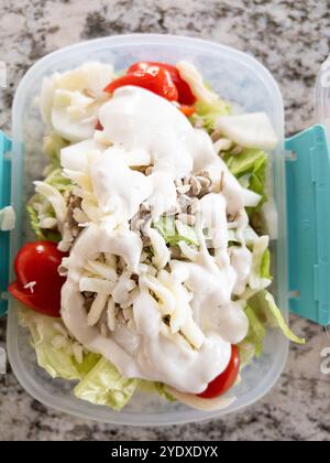 Frische Salatmahlzeiten in Behältern für gesunde Ernährung Stockfoto