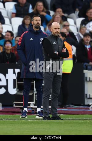 Manchester United-Manager Erik Ten Hag und Ruud van Nistelrooy sehen vor dem letzten Pfiff mehr als beeindruckt aus. Stockfoto