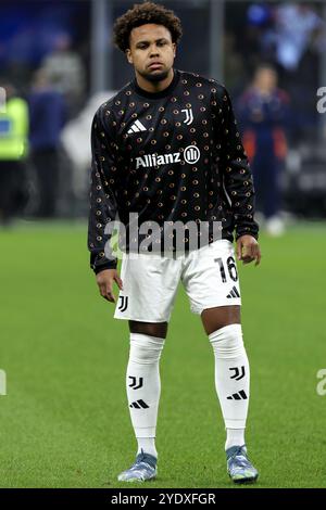 Mailand, Italien. Oktober 2024. Italien, Mailand, 2024 10 27: Weston McKennie (Juventus) Dribbles und Passschuss beim warm Up über das Fußballspiel FC Inter vs Juventus FC, Serie A Tim 2024-2025 Tag 9, San Siro StadiumItalien, Mailand, 2024 10 27: FC Inter vs Juventus FC, Serie A Tim 2024/2025 Tag 9 im San Siro Stadion. (Foto: Fabrizio Andrea Bertani/Pacific Press) Credit: Pacific Press Media Production Corp./Alamy Live News Stockfoto