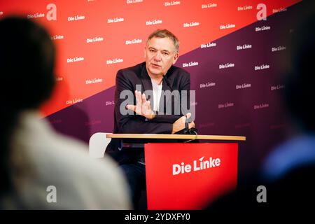 Jan van Aken, Vorsitzender der Partei die Linke, aufgenommen im Rahmen einer Pressekonferenz in Berlin, 28.10.2024. Berlin Deutschland *** Jan van Aken, Vorsitzender der Linkspartei, auf einer Pressekonferenz in Berlin, 28 10 2024 Berlin Deutschland Copyright: XFelixxZahnx Stockfoto