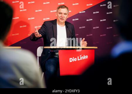 Jan van Aken, Vorsitzender der Partei die Linke, aufgenommen im Rahmen einer Pressekonferenz in Berlin, 28.10.2024. Berlin Deutschland *** Jan van Aken, Vorsitzender der Linkspartei, auf einer Pressekonferenz in Berlin, 28 10 2024 Berlin Deutschland Copyright: XFelixxZahnx Stockfoto