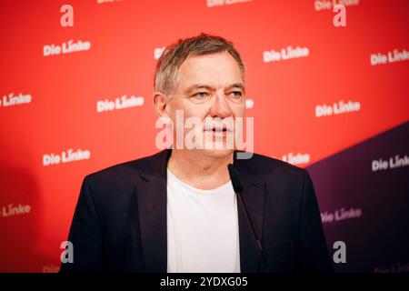 Jan van Aken, Vorsitzender der Partei die Linke, aufgenommen im Rahmen einer Pressekonferenz in Berlin, 28.10.2024. Berlin Deutschland *** Jan van Aken, Vorsitzender der Linkspartei, auf einer Pressekonferenz in Berlin, 28 10 2024 Berlin Deutschland Copyright: XFelixxZahnx Stockfoto