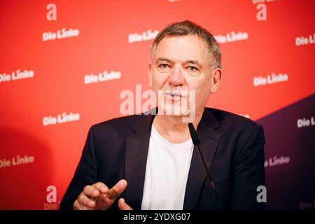 Jan van Aken, Vorsitzender der Partei die Linke, aufgenommen im Rahmen einer Pressekonferenz in Berlin, 28.10.2024. Berlin Deutschland *** Jan van Aken, Vorsitzender der Linkspartei, auf einer Pressekonferenz in Berlin, 28 10 2024 Berlin Deutschland Copyright: XFelixxZahnx Stockfoto