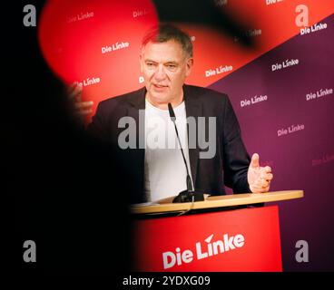 Jan van Aken, Vorsitzender der Partei die Linke, aufgenommen im Rahmen einer Pressekonferenz in Berlin, 28.10.2024. Berlin Deutschland *** Jan van Aken, Vorsitzender der Linkspartei, auf einer Pressekonferenz in Berlin, 28 10 2024 Berlin Deutschland Copyright: XFelixxZahnx Stockfoto