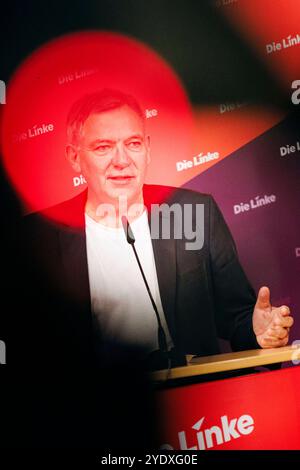 Jan van Aken, Vorsitzender der Partei die Linke, aufgenommen im Rahmen einer Pressekonferenz in Berlin, 28.10.2024. Berlin Deutschland *** Jan van Aken, Vorsitzender der Linkspartei, auf einer Pressekonferenz in Berlin, 28 10 2024 Berlin Deutschland Copyright: XFelixxZahnx Stockfoto