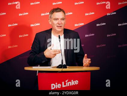 Jan van Aken, Vorsitzender der Partei die Linke, aufgenommen im Rahmen einer Pressekonferenz in Berlin, 28.10.2024. Berlin Deutschland *** Jan van Aken, Vorsitzender der Linkspartei, auf einer Pressekonferenz in Berlin, 28 10 2024 Berlin Deutschland Copyright: XFelixxZahnx Stockfoto