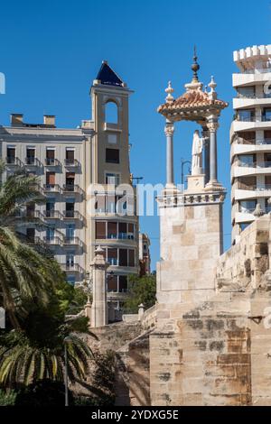 Urbane Architektur Palme alte und moderne Gebäude Stockfoto