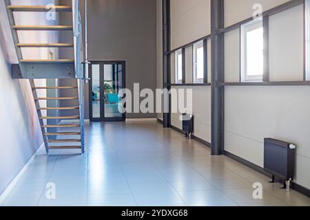 Treppe in modernem, hellem Interieur. Stil und Mode im Innenraum Stockfoto