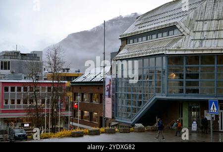 Das Stadtzentrum in Tromso, Norwegen mit dem Aussichtspunkt Fjellheisen in der Ferne Stockfoto