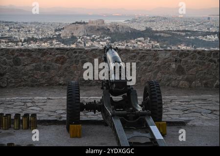Athen, Griechenland. Oktober 2024. Eine Kanone der Hellenischen Armee kann auf dem Lycabettus während der Feierlichkeiten zum Ohi Day, dem griechischen Nationalfeiertag, gesehen werden. Der OHI-Tag erinnert an die Ablehnung des Ultimatums des italienischen Diktators Benito Mussolini am 28. Oktober 1940 durch den griechischen Premierminister Ioannis Metaxas und den anschließenden hellenischen Gegenangriff auf die italienischen Truppen. (Foto von Dimitris Aspiotis/Pacific Press) Credit: Pacific Press Media Production Corp./Alamy Live News Stockfoto