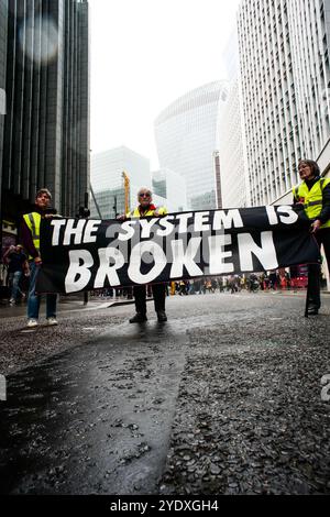 London, Großbritannien, 28. Oktober 2024: Aktivisten der Extinction Rebellion protestieren und fordern, dass Versicherungsunternehmen die Finanzierung der fossilen Brennstoffindustrie einstellen. Stockfoto