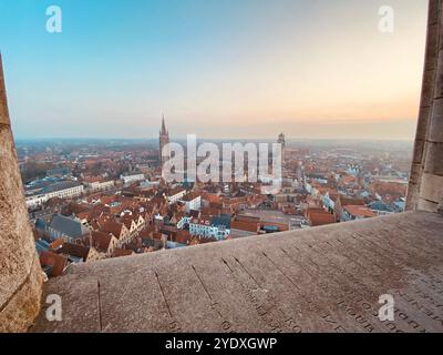 Blick auf Brügge: Märchenhafter Blick auf mittelalterliche Dächer, Kanäle und zeitlosen Charme. Stockfoto