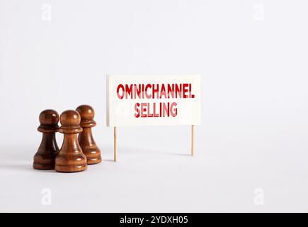 Omnichannel-Marketing-Geschäftsstrategie. Schachfiguren stehen neben einem Banner mit dem Wort Omnichannel-Verkauf. Stockfoto