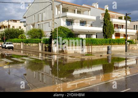 Überflutete Straße und Fußgängerüberquerung nach einem kürzlichen starken Regen im Ferienort Puerto Pollensa, Mallorca auf den spanischen Balearen Stockfoto