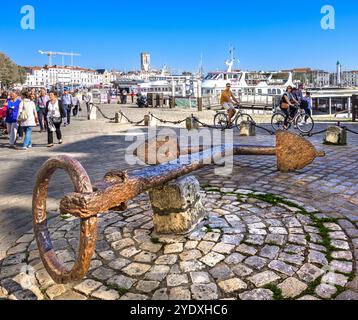 Großer, rostiger Schiffsanker am Hafen von La Rochelle, Charente-Maritime (17), Frankreich. Stockfoto