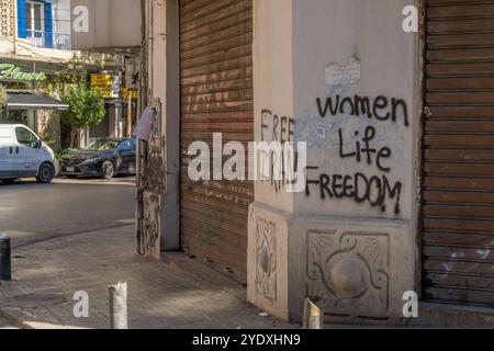 Die Protestschrift "Freier Iran" und "Freiheit des Lebens der Frau" an der Wand in Beirut, Libanon, Nahost. Stockfoto