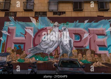 Graffiti HOPE an der Wand des Hotels in der Innenstadt von Beirut, Libanon (von den Künstlern Alfred Badr, Spaz und EXIST Ai, 2022). Stockfoto