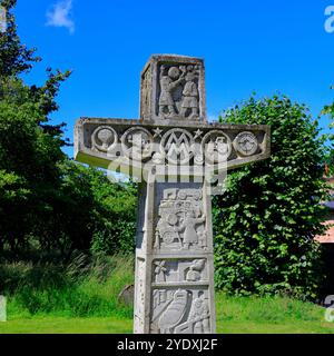 Modernes Kreuz im Stil alter keltischer Kreuze - Kunstwerk außerhalb der Pfarrkirche St. John the Baptist, Devizes, Wiltshire Stockfoto