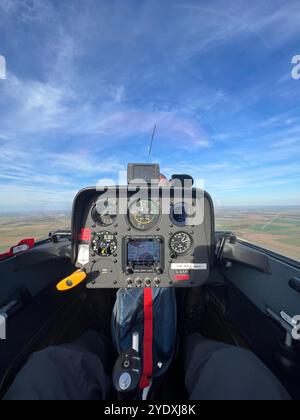 Pilotenansicht vom Rücksitz eines Hochleistungsseglers Schempp-Hirth Duo Discus XLT während des Fluges. Instrumentenbrett und Anzeigen sichtbar. Stockfoto