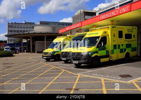 Krankenwagen parkten in der Notaufnahme, University Hospital of Wales, Heath Park, Cardiff. Südwales. 2024 Stockfoto