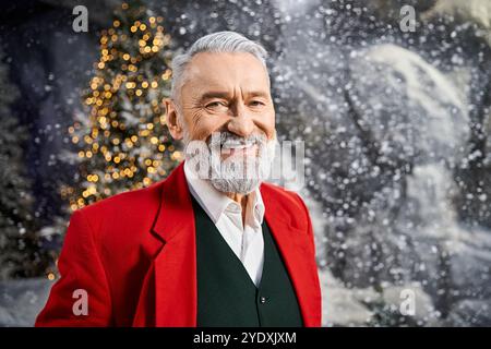 Eine fröhliche Figur in rot gekleidet genießt die Weihnachtszeit in einer verschneiten, festlichen Umgebung. Stockfoto