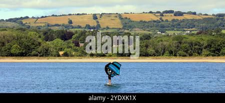 Folienboard Kitesurfen - Llanishen Reservoir bei Lisvane & Llanishen Reservoirs, Cardiff, South Wales, Großbritannien. Vom August 2024 Stockfoto