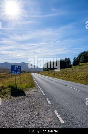 Blick auf die A890 in Richtung Lochcarron an einem sonnigen Herbsttag Stockfoto