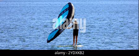 Folienboard Kitesurfen - Llanishen Reservoir bei Lisvane & Llanishen Reservoirs, Cardiff, South Wales, Großbritannien. Vom August 2024 Stockfoto