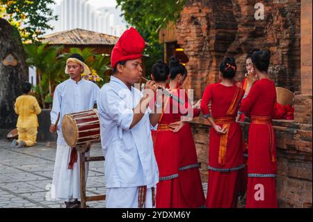 Porträt eines vietnamesischen Musikers bei einer Feier in den Po Nagar Cham Towers in Nha Trang in Asien. Nha Trang, Vietnam - 8. August 2024 Stockfoto