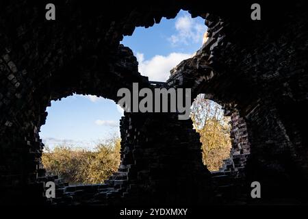 Ruinen von Fenstern in der Bobruisk-Festung. Blick aus der Festung Stockfoto