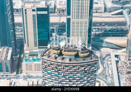 Dubai, VAE - 17. Oktober 2016: Hochhausbau in der modernen Skyline der Stadt. Stockfoto