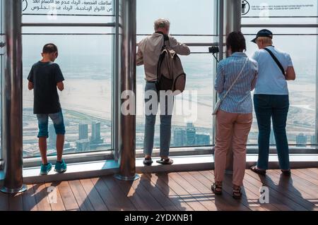 Dubai, VAE - 17. Oktober 2016: Touristen genießen einen Panoramablick von der Aussichtsplattform des Burj Khalifa. Stockfoto