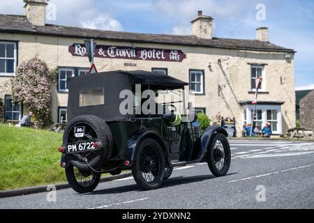 Autos bei der Beamish Relability Oldtimer-Rallye 2024 am Rose and Crown Hotel in Bainbridge, Yorkshire Dales, Großbritannien. Stockfoto