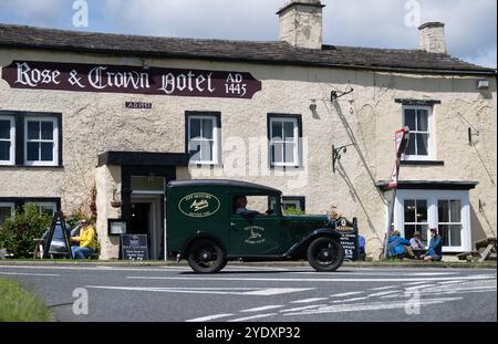 Autos bei der Beamish Relability Oldtimer-Rallye 2024 am Rose and Crown Hotel in Bainbridge, Yorkshire Dales, Großbritannien. Stockfoto